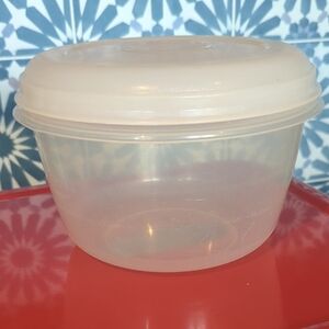 Rubbermaid Servin' Saver 6 Cup Food Storage Container Round Bowl (#3 lid)